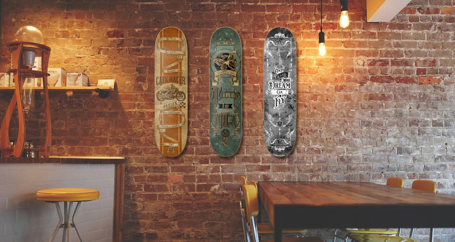 imagen con pared de ladrillos con tres tablas de skate decorativas 